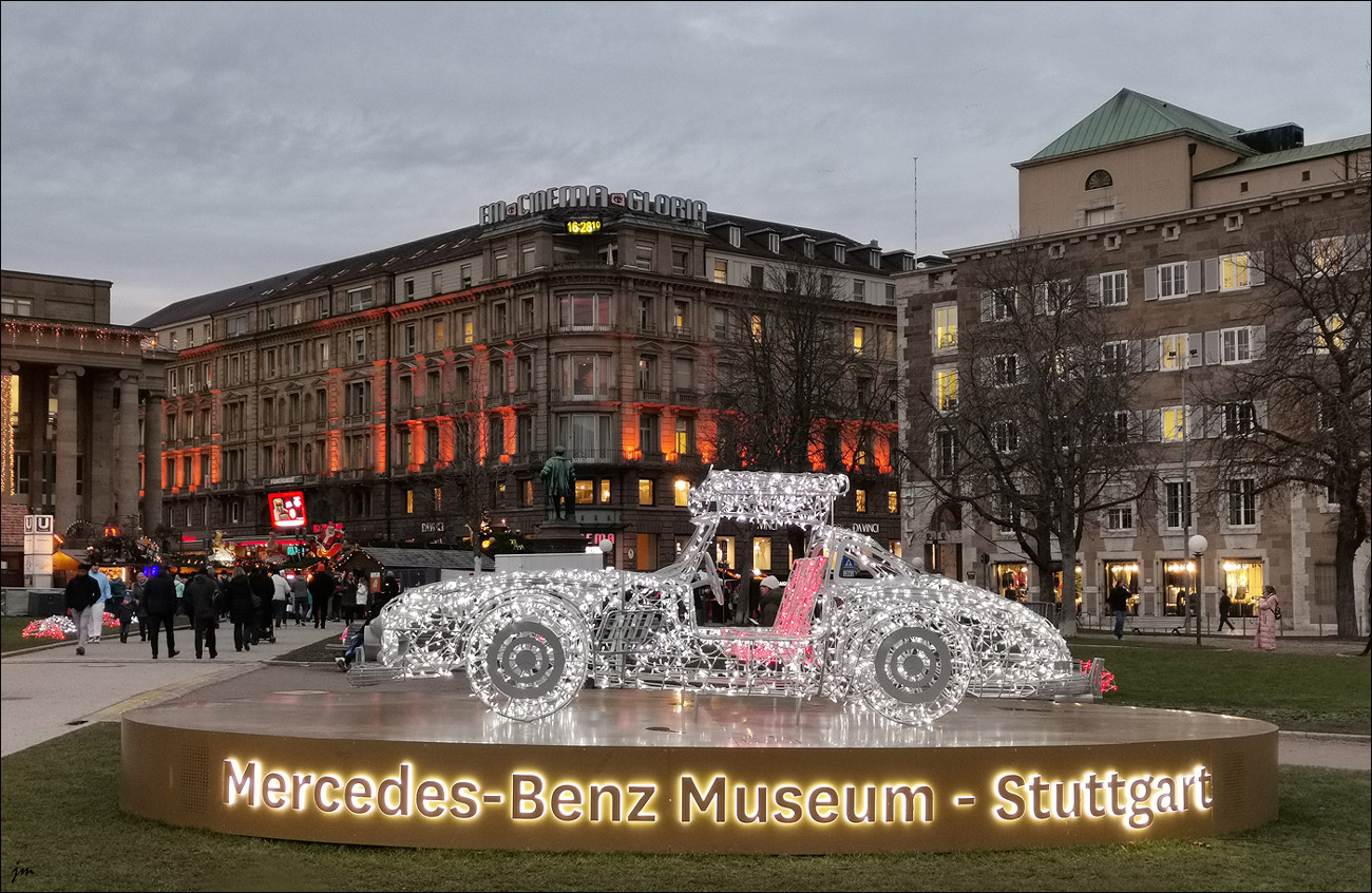 Stuttgart Schlossplatz gegen Abend 