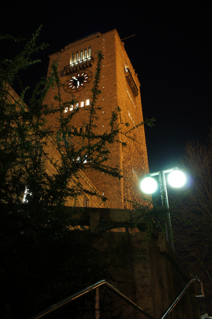 Stuttgarter Bahnhofsturm bei Nacht