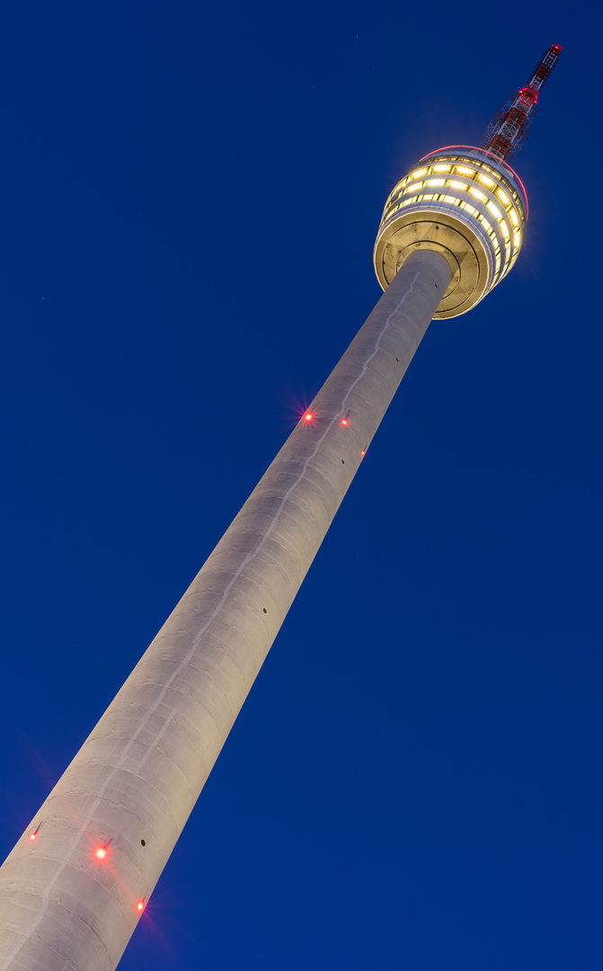 Stuttgarter Fernsehturm in der blauen Stunde