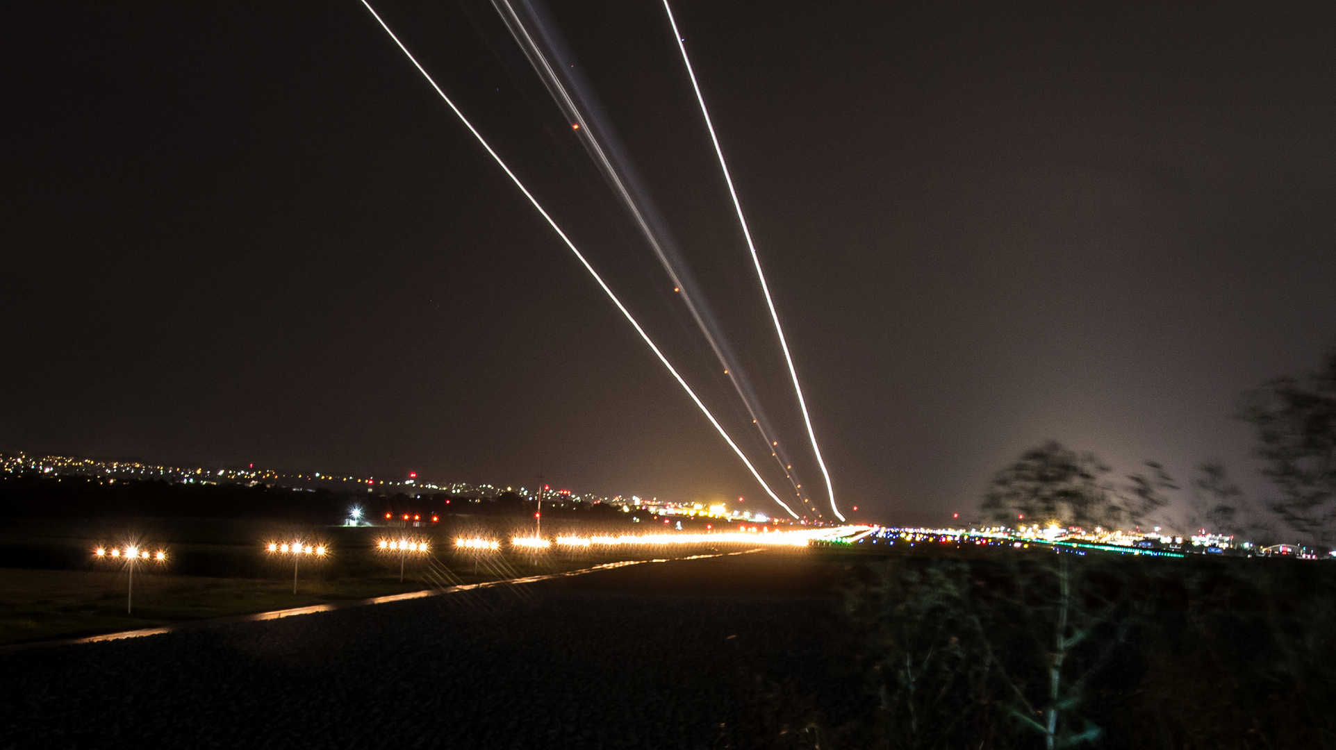 Stuttgarter Flughafen bei Nacht