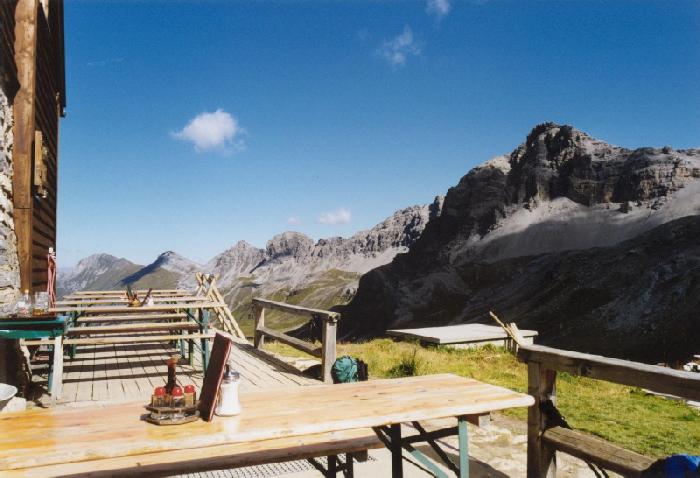 Stuttgarter Hütte mit Blick ins Tirol