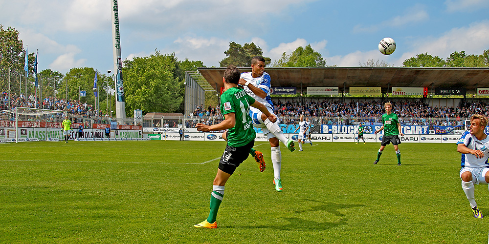 Stuttgarter Kickers vs Preußen Münster: R.-D. Fennell im Zweikampf