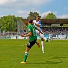 Stuttgarter Kickers vs Preußen Münster: R.-D. Fennell im Zweikampf