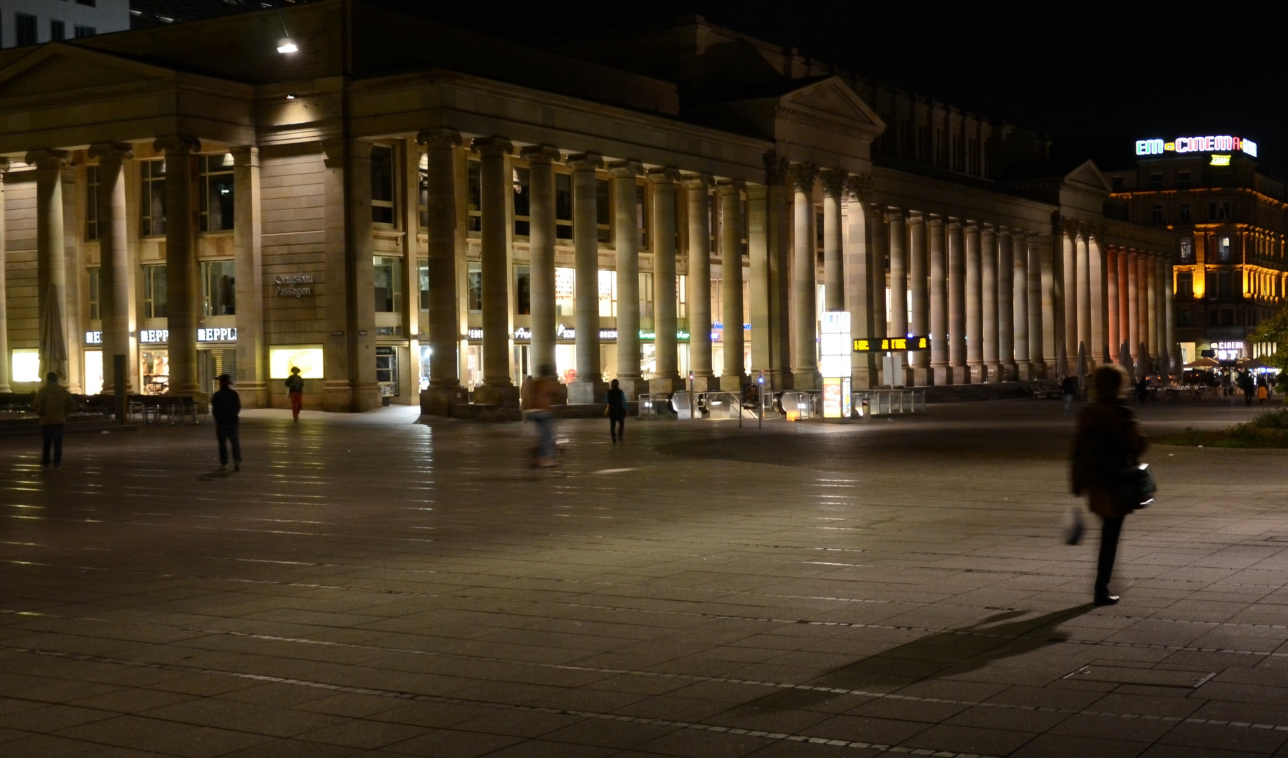 Stuttgarter Königsbau bei Nacht