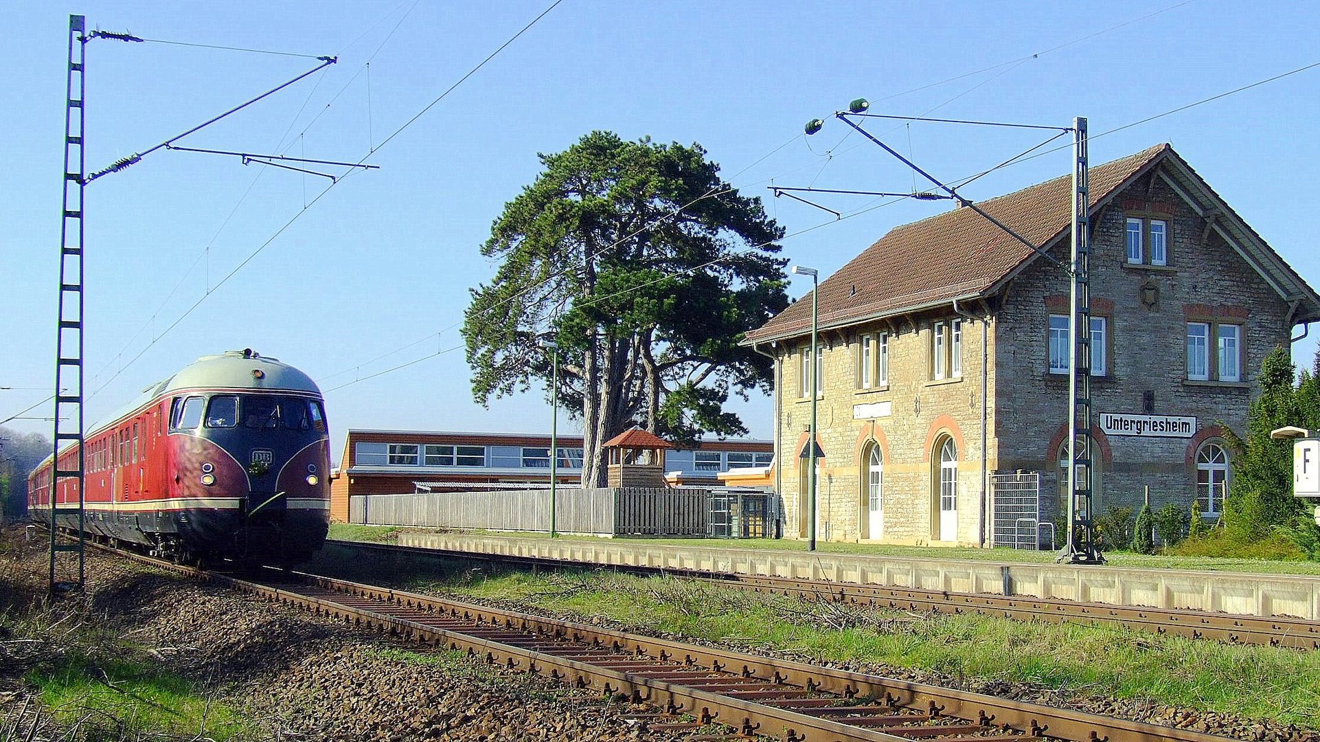 Stuttgarter Rössle durchfährt auf Sonderfahrt auf der Frankenbahn den Bf Untergriesheim  6.4.2007