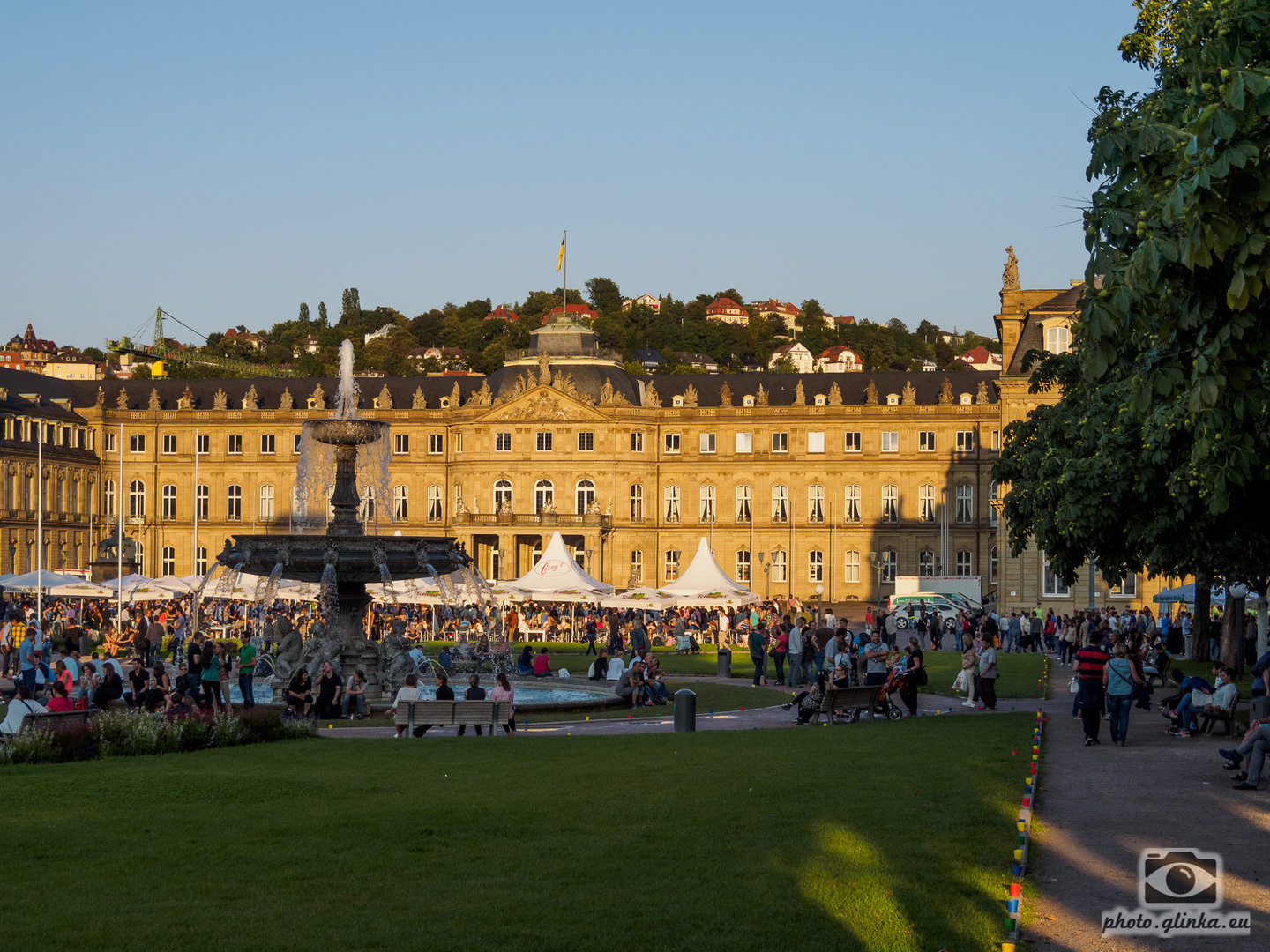 Stuttgarter Schloss mit Sommerfestkulisse