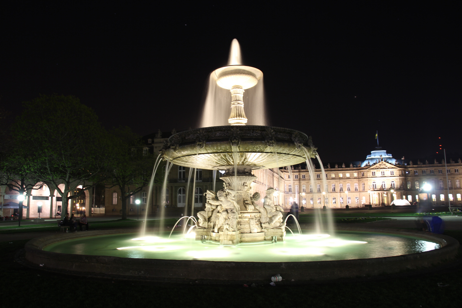 Stuttgarter Schlossbrunnen bei Nacht