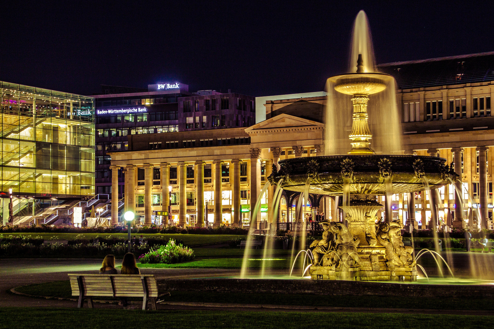 Stuttgarter Schlossplatz bei Nacht