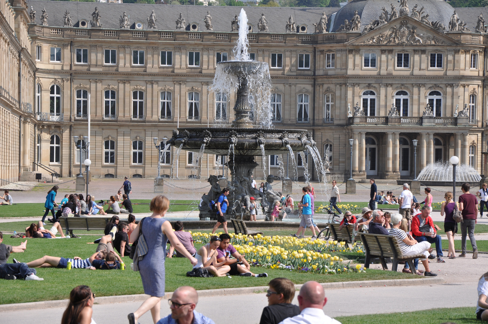 Stuttgarter Schloßplatz im Frühling