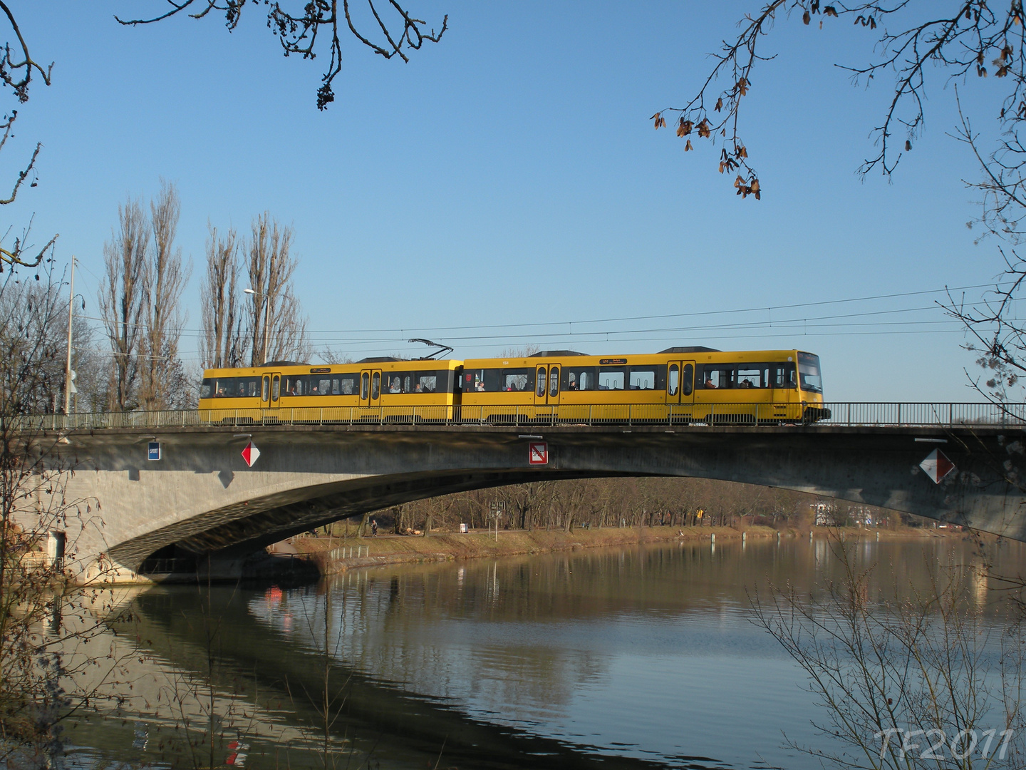 Stuttgarter Stadtbahn überquert den Neckar