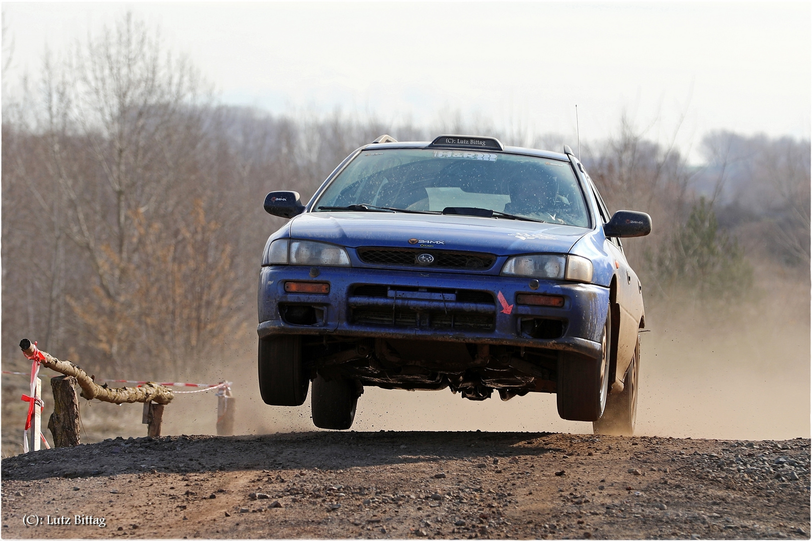 Subaru spring in die Luft