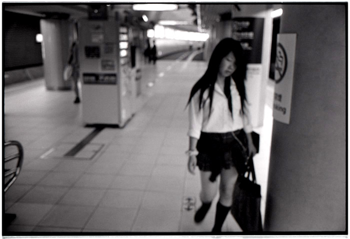 Subway girl. Tokio, Juni 2009.