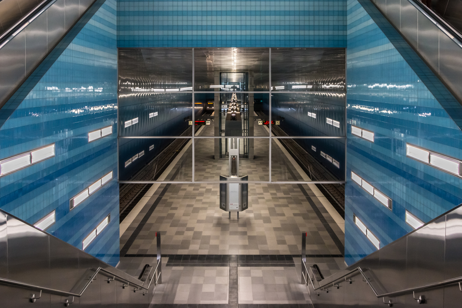 Subway or Spaceship Interior? - U-Bahn Überseequartier in Hamburg