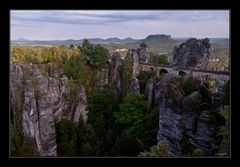 Suchbild: Ein knutschendes Pärchen und drei Halbstarke ...