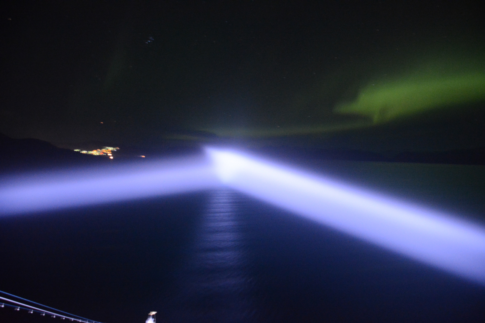 Suchscheinwerfer AIDA bei Polarlicht.