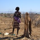 Sudanesin beim Feuerholzhacken