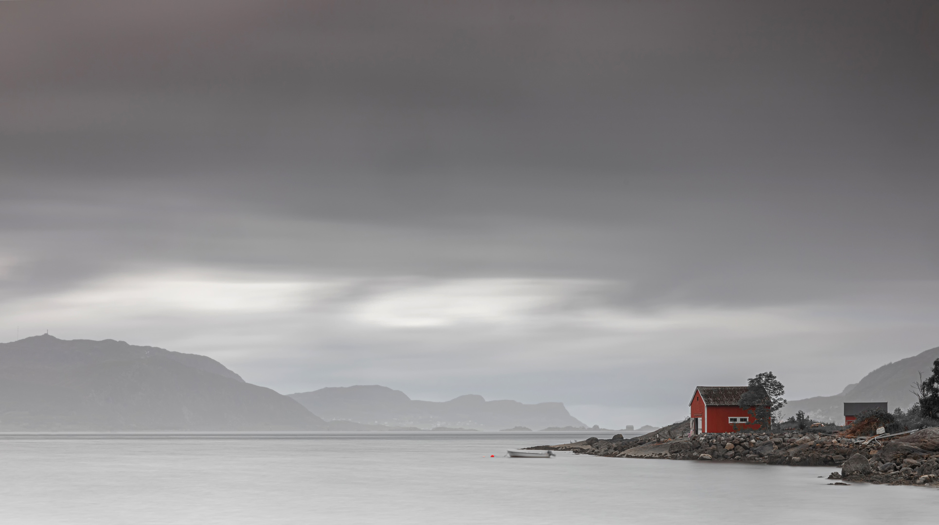 Süd- und West-Norwegen: Bootshaus im Nieselregen