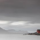 Süd- und West-Norwegen: Bootshaus im Nieselregen