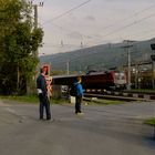 Südbahnexkursion 2014 - Menschen am Bahnübergang