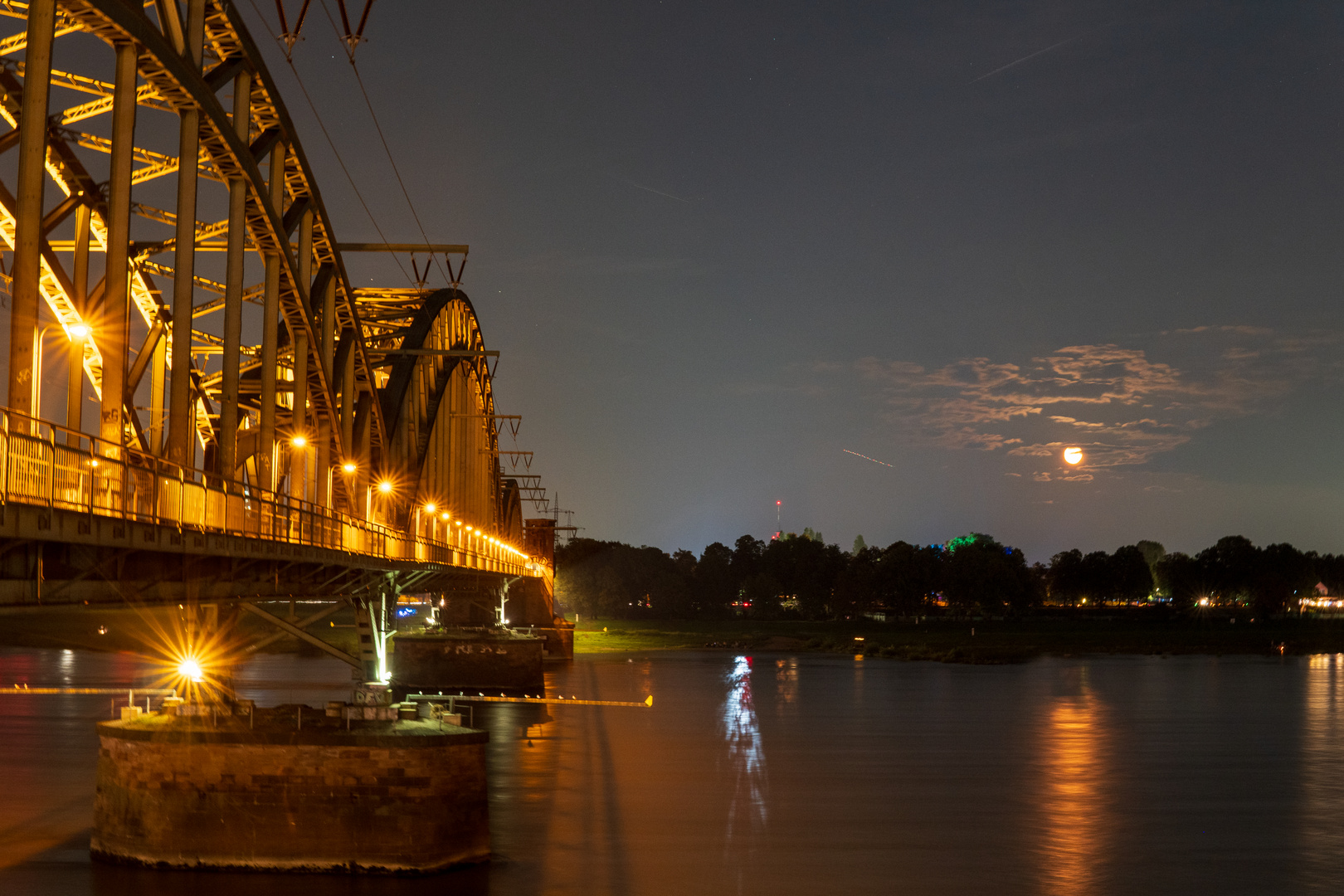 Südbrücke mit dem Mondaufgang