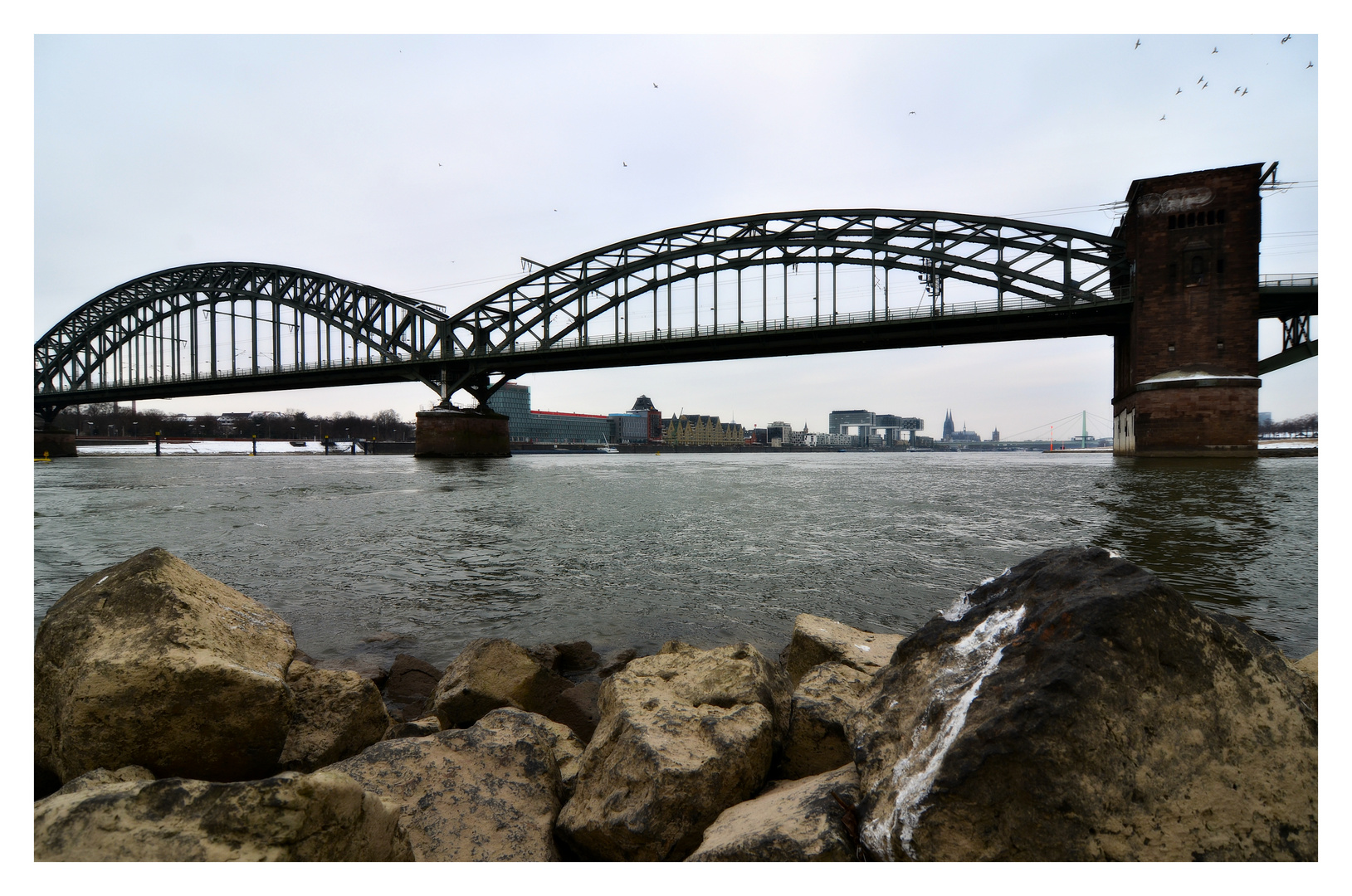 Südbrücke mit Hintergrund