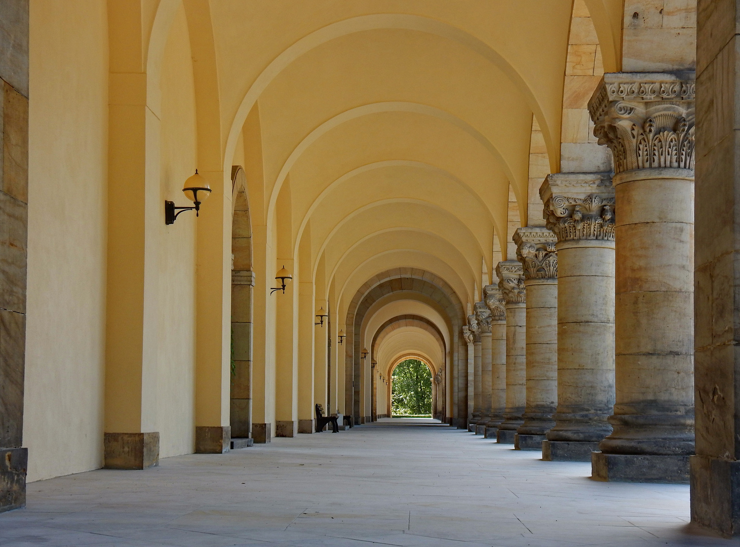 Südfriedhof Leipzig - Feierhallen - Säulengang