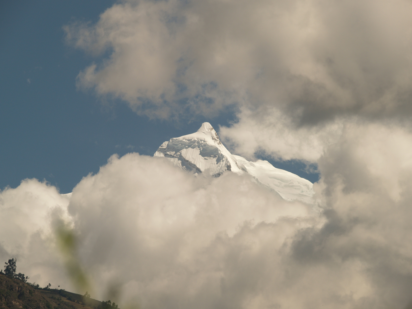 Suedgipfel des Vallunaraju (5680m ueber Meer) in Perus Cordillera Blanca