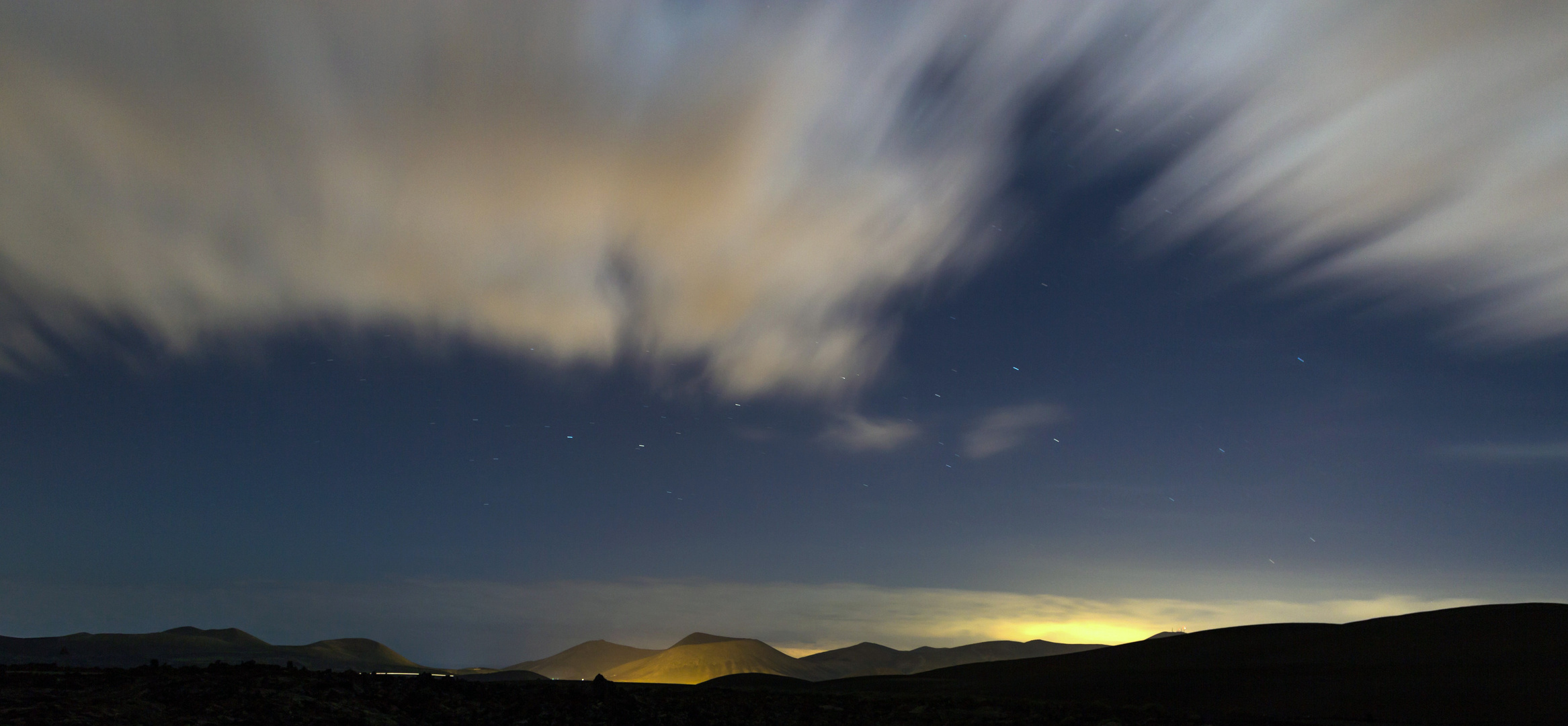 Südlich der Feuerberge (Montanas del Fuego) bei Nacht