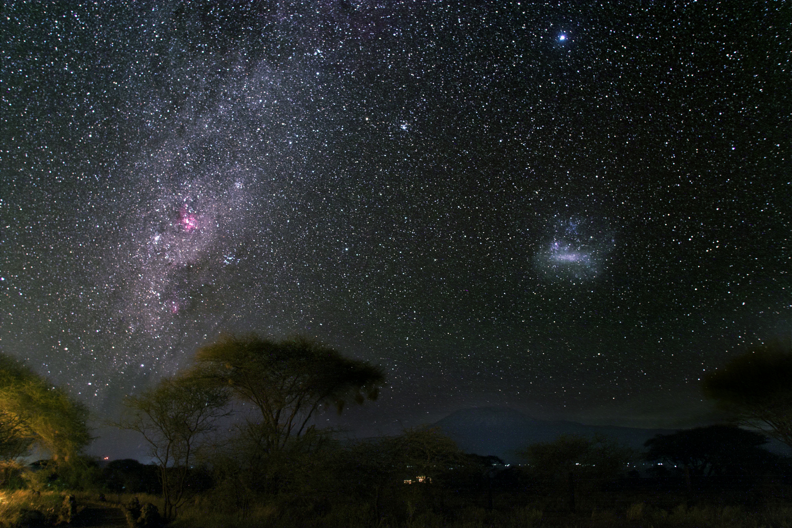 suedliche Milchstrasse ueber dem Kilimanjaro