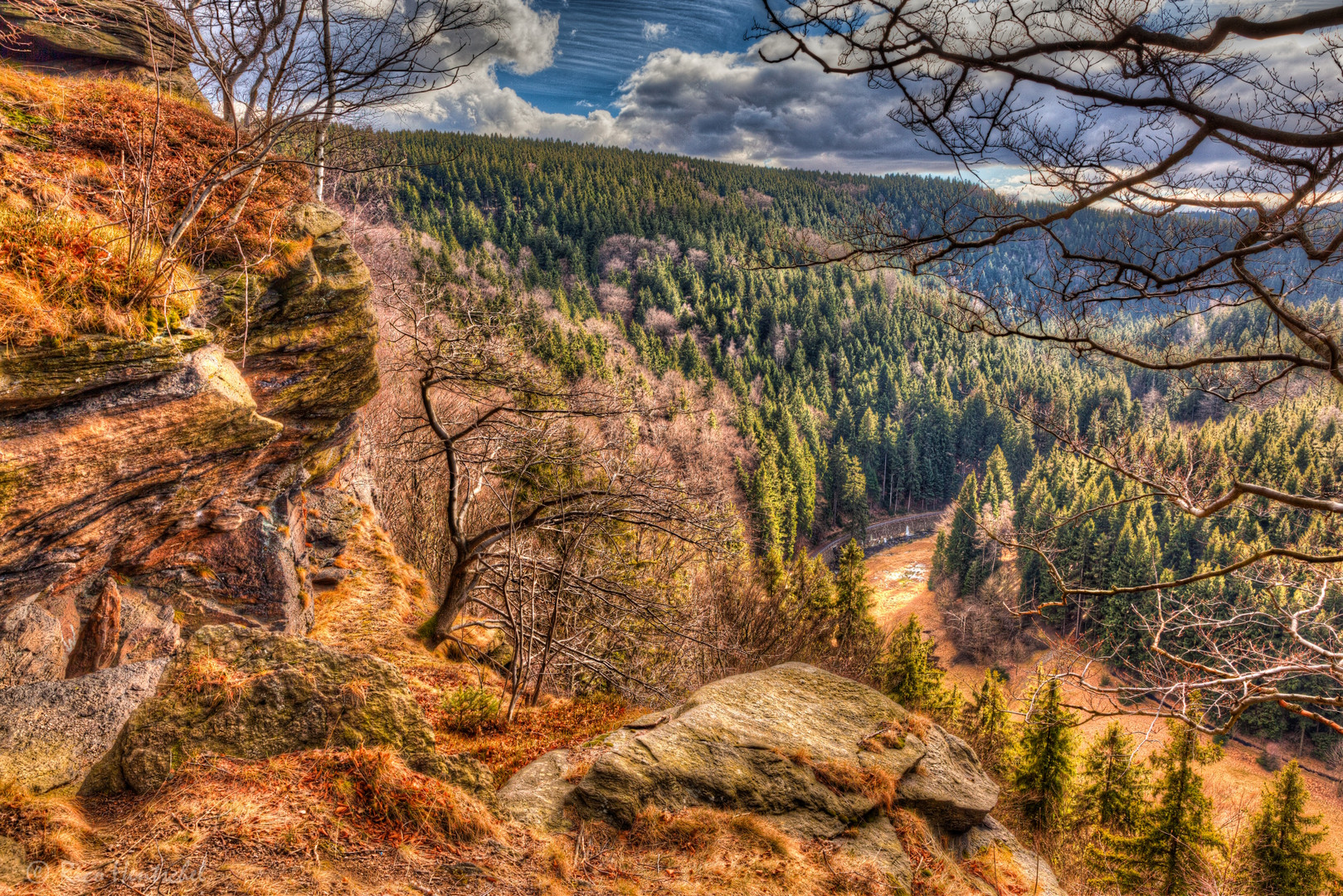 Südlicher Blick vom Vogeltoffelfelsen auf ein Stückchen Tal der Schwarzen Pockau (Schwarzwassertal)