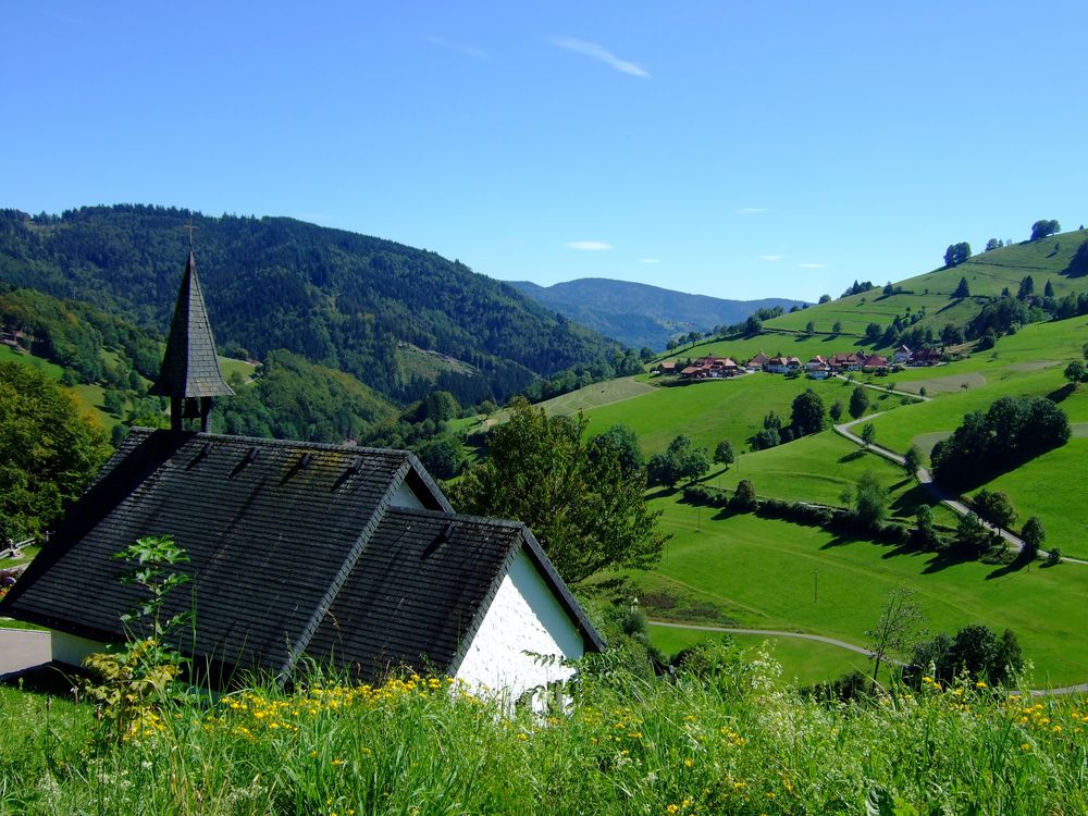 Südöstlicher Blick über die Friedhofskapelle Wieden im Südschwarzwald