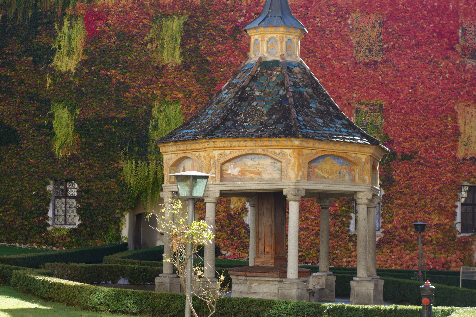 Südtirol 10-2016 Neustift Klosterhof mit Brunnen