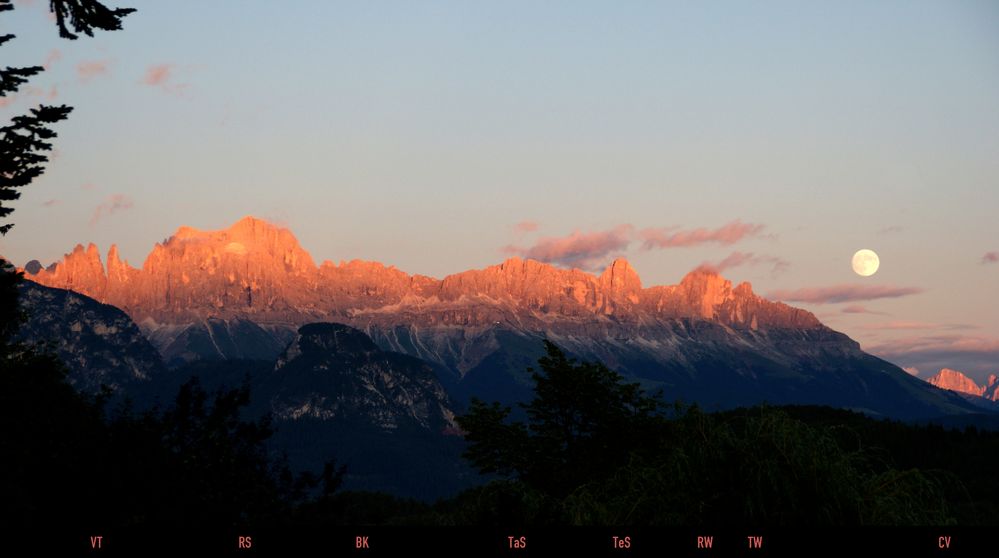 Südtirol: Alpenglühen im Rosengarten mit Vollmond