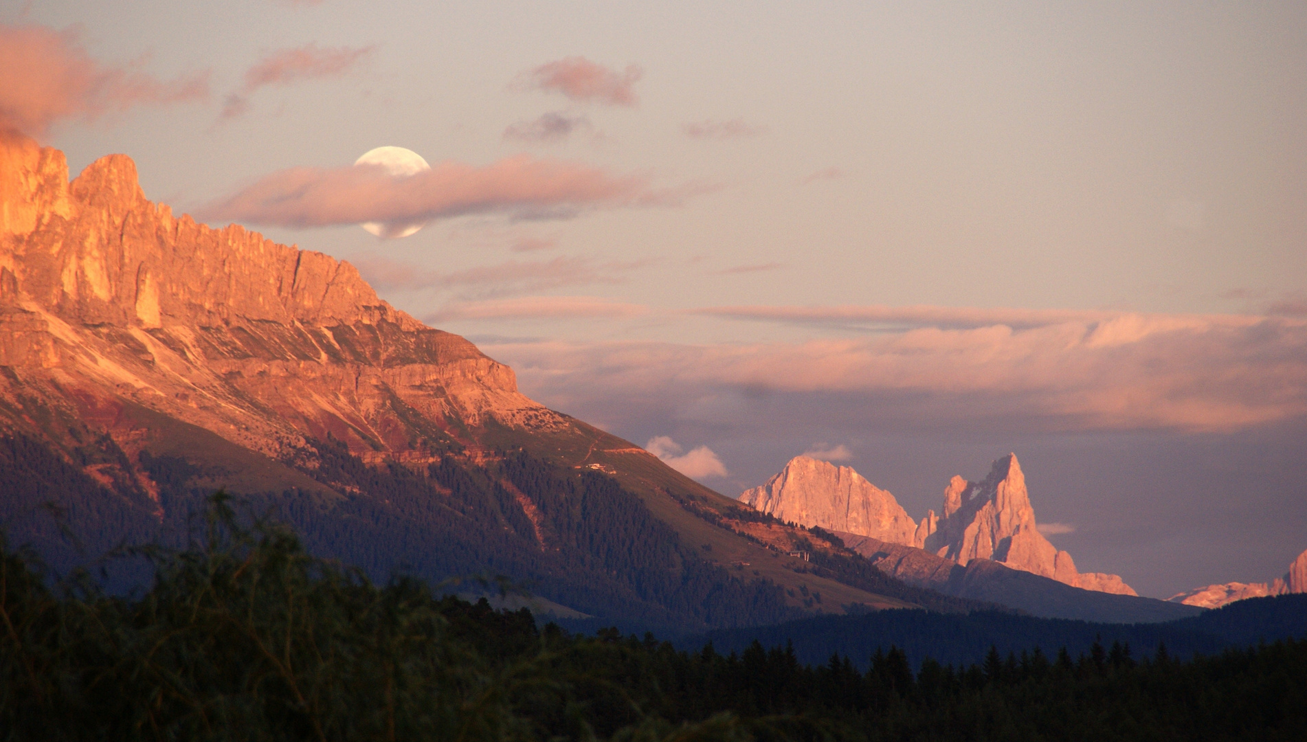 Südtirol: Alpenglühen in Rosengarten und Pala