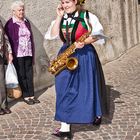 Südtirol - Apfelfest in Natz/Brixen - Na, mit wem spricht sie...?!