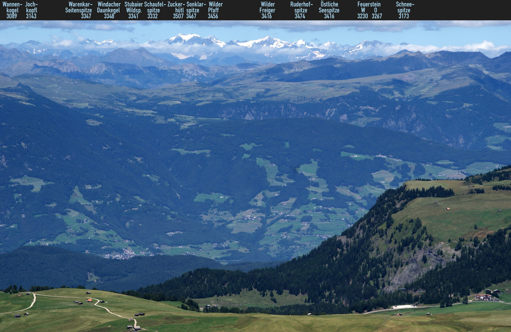 Südtirol: Blick von Schlernhochfläche auf die Stubaier Alpen