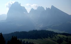 Südtirol: Die Langkofel-Gruppe im Gegenlicht