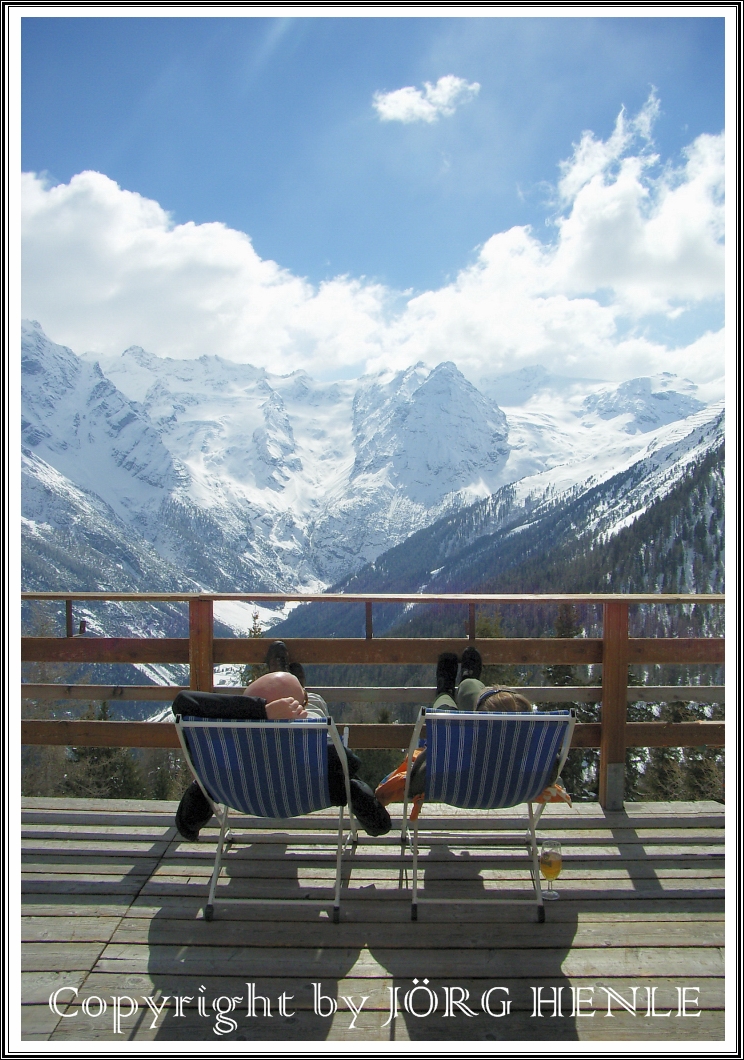 Südtirol / Italien - Vinschgau: Zwei, die sich beim Skifahren mal eine Pause gönnen.