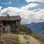 Südtirol Pferd mit alter Scheune