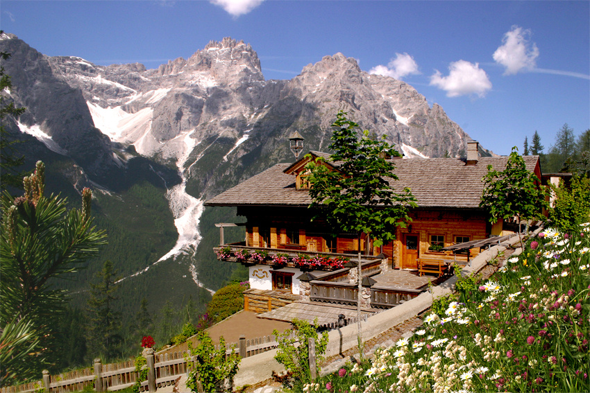 Südtiroler Wohnhaus am Berg