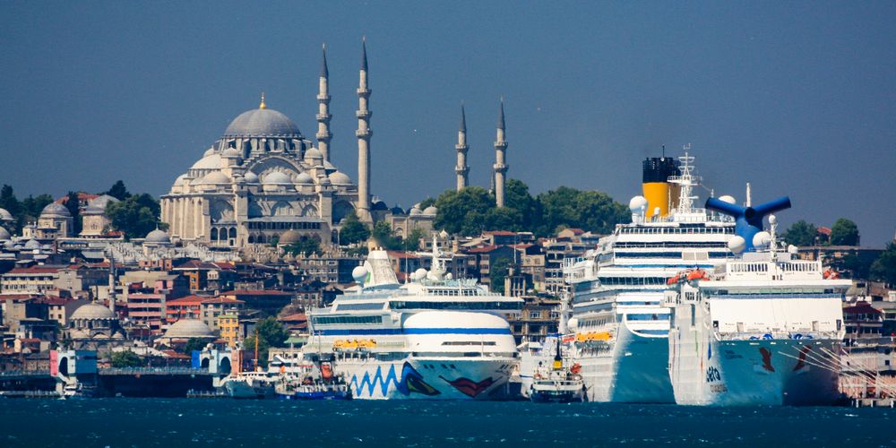 Süleymaniye-Moschee und Kreuzfahrtschiffe