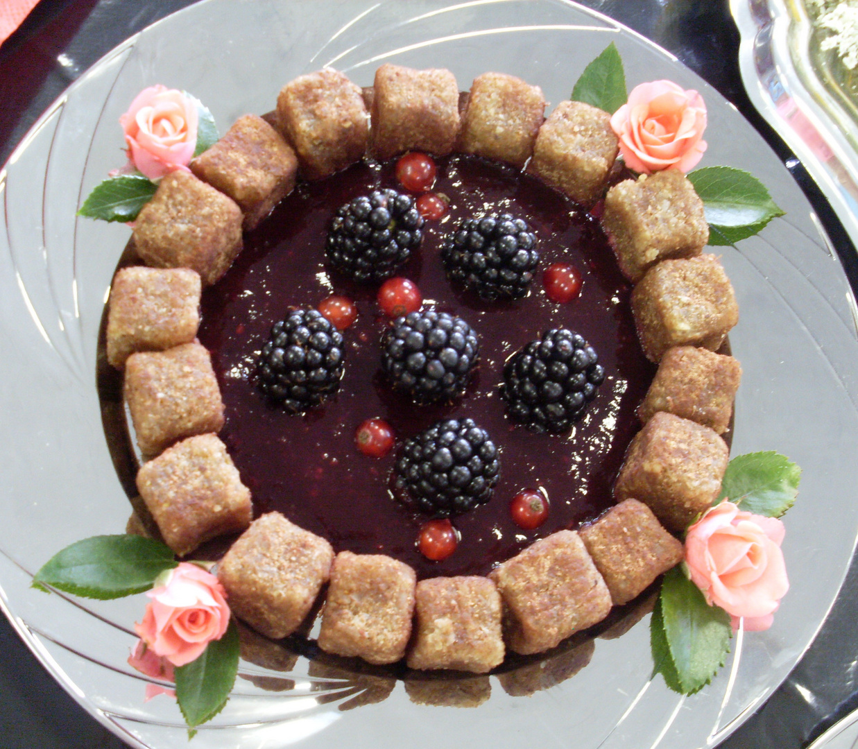 Süße Kokoswürfel mit Brombeeren