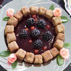 Süße Kokoswürfel mit Brombeeren