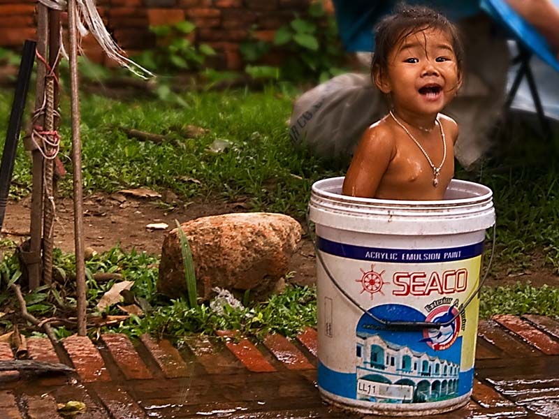 Süße Thaimaus beim Baden....