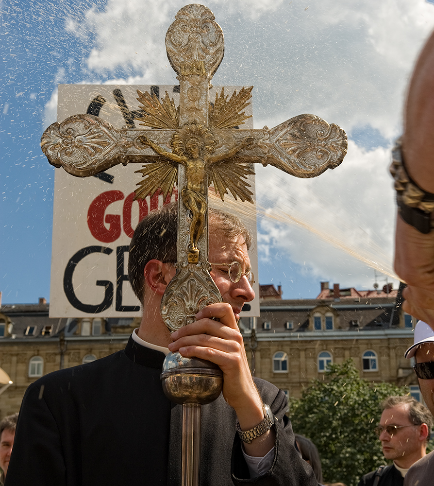 Süßes für die Pius-Brüder am CSD Stuttgart