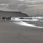 Sufer im Abendlicht am Strand von La Pared