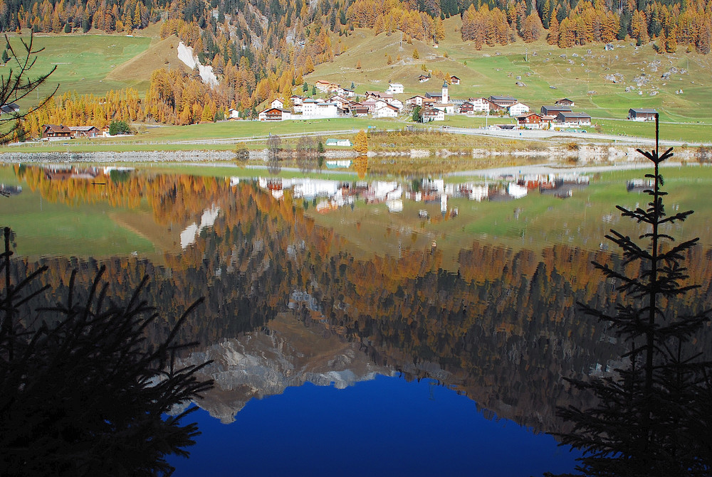 Sufers Spigelung im Stausee