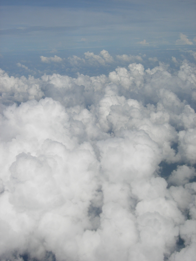 Suite-La rontondité de la Terre, vue la tête dans les nuages et assise dans un avion