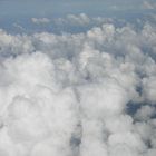 Suite-La rontondité de la Terre, vue la tête dans les nuages et assise dans un avion