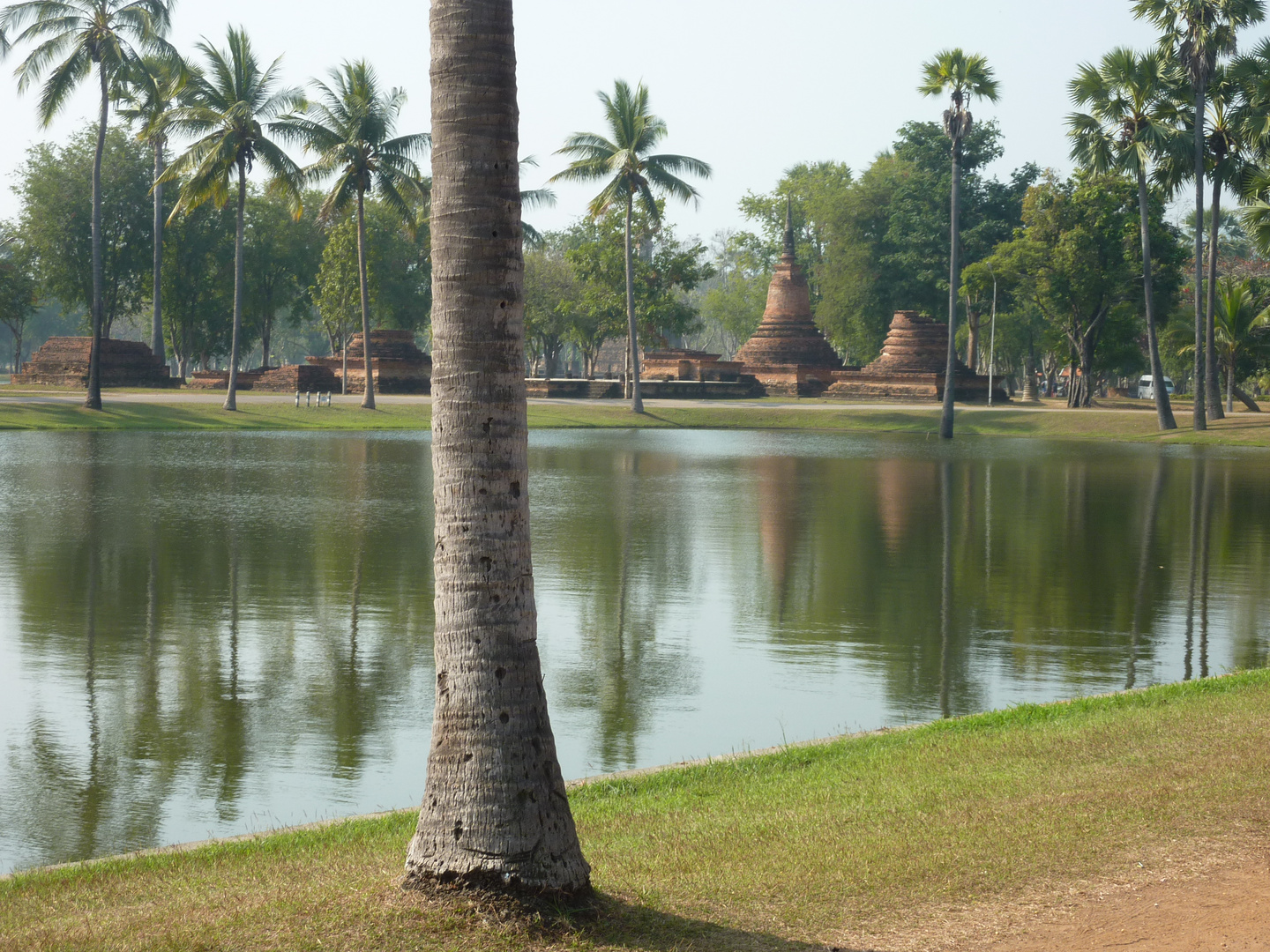 Sukhothai: Ponds and Channels surround the ruins